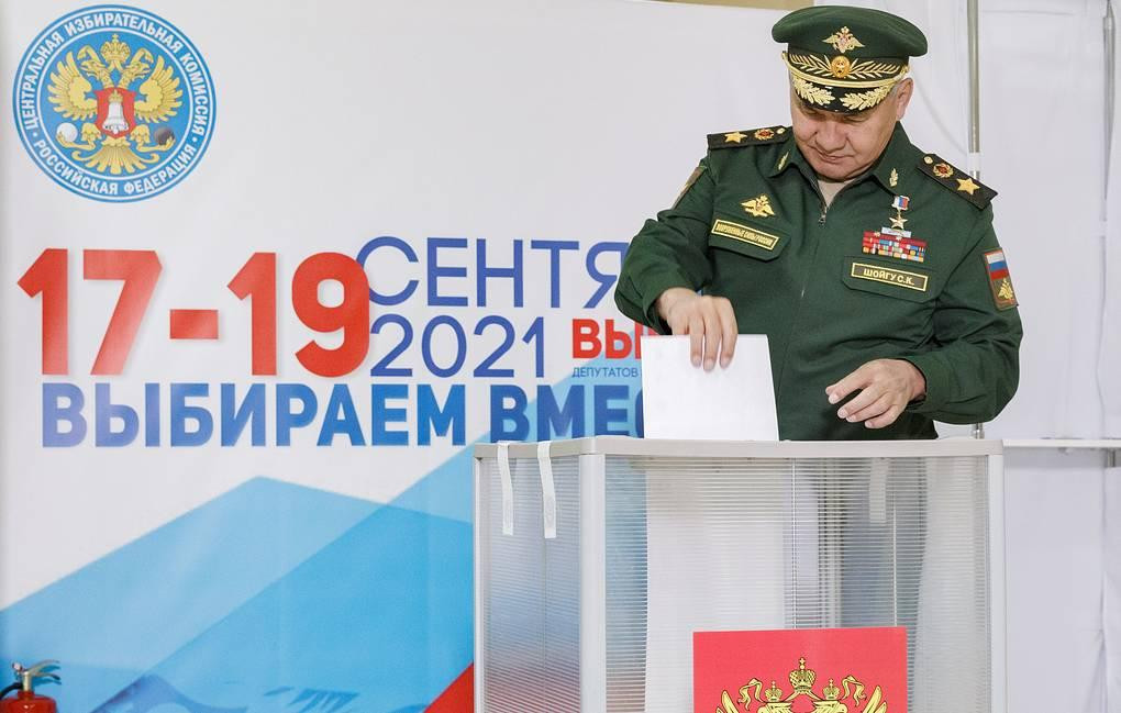Bộ trưởng Quốc phòng Sergey Shoigu bỏ phiếu ngày 17/9. Ảnh: Tass Bộ trưởng Quốc phòng Sergey Shoigu bỏ phiếu ngày 17/9. Ảnh: Tass