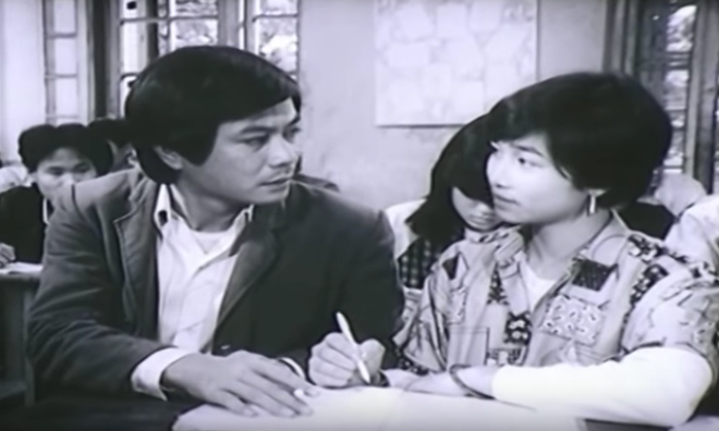 Linh Chi ngắm thầy giáo (cố diễn viên Hồng Sơn thủ vai lúc bấy giờ). Linh Chi ngắm thầy giáo (cố diễn viên Hồng Sơn thủ vai lúc bấy giờ).