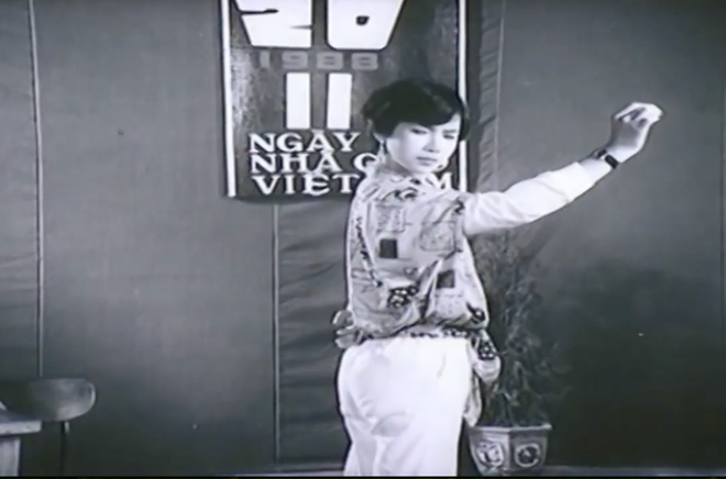 Linh Chi trổ tài đóng kịch câm trong ngày 20/11. Linh Chi trổ tài đóng kịch câm trong ngày 20/11.