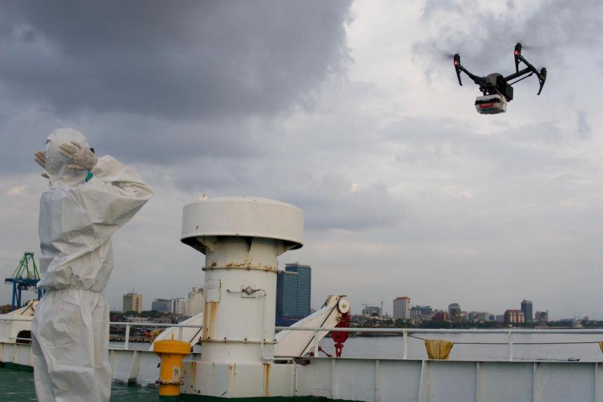 Nhận thuốc từ máy bay không người lái sẽ giúp giảm nguy cơ lây bệnh do tiếp xúc. Ảnh: Reuters Nhận thuốc từ máy bay không người lái sẽ giúp giảm nguy cơ lây bệnh do tiếp xúc. Ảnh: Reuters