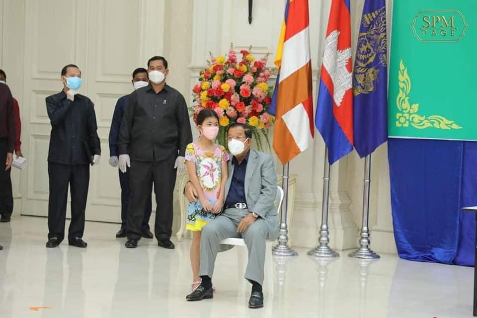 Nhóm trẻ em đầu tiên tiêm vắc-xin COVID-19 ở Campuchia là con cháu các quan chức cấp cao. Ảnh: Khmer Times Nhóm trẻ em đầu tiên tiêm vắc-xin COVID-19 ở Campuchia là con cháu các quan chức cấp cao. Ảnh: Khmer Times