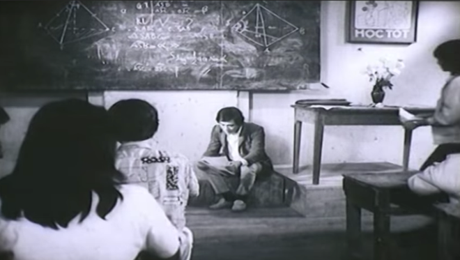 Vì không có ghế ngồi nên có lúc thầy giáo ngồi luôn xuống bục giảng. Vì không có ghế ngồi nên có lúc thầy giáo ngồi luôn xuống bục giảng.