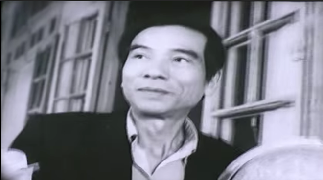 Cố NSND Trần Hạnh trong vai thầy giáo môn Địa lý. Cố NSND Trần Hạnh trong vai thầy giáo môn Địa lý.