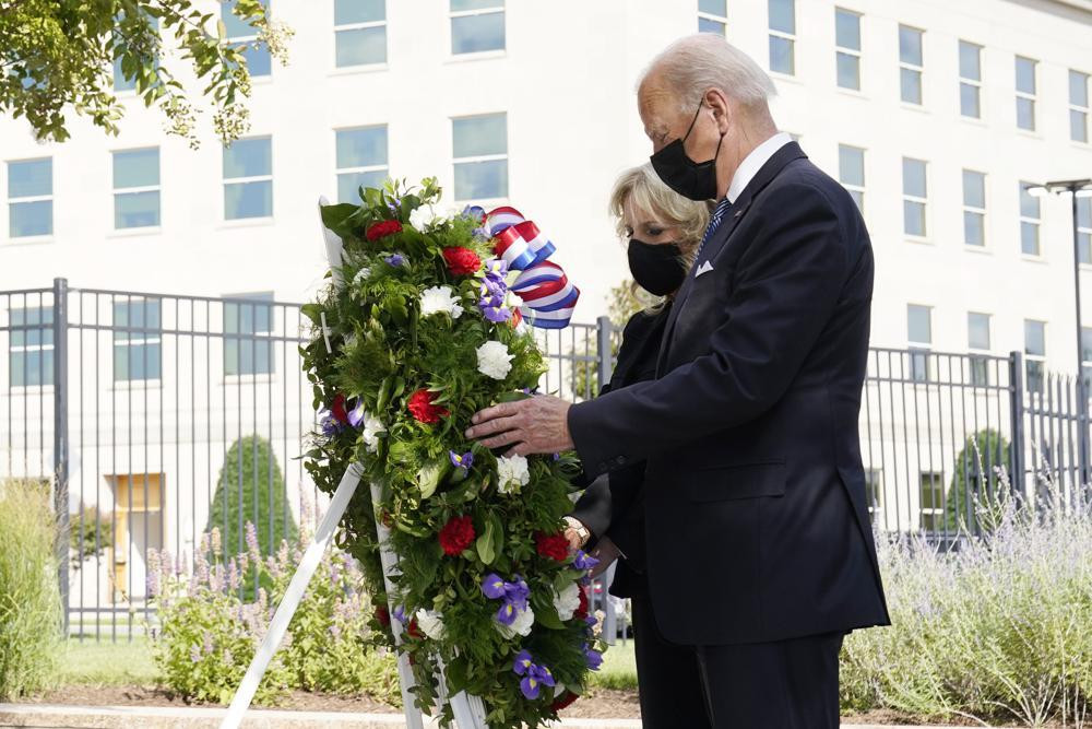 Ông Biden đặt vòng hoa tại đài tưởng niệm vụ 11/9 trong Lầu Năm Góc. Ảnh: AP Ông Biden đặt vòng hoa tại đài tưởng niệm vụ 11/9 trong Lầu Năm Góc. Ảnh: AP