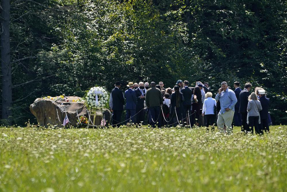 Ông Biden gặp thân nhân các nạn nhân tại đài tưởng niệm Chuyến bay 93. Ảnh: AP Ông Biden gặp thân nhân các nạn nhân tại đài tưởng niệm Chuyến bay 93. Ảnh: AP