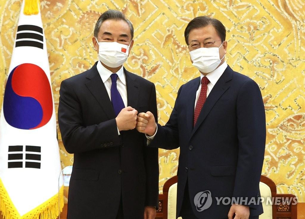 Tổng thống Moon (phải) và Ngoại trưởng Vương (trái) trong cuộc gặp ở Seoul sáng 15/9. Ảnh: Yonhap Tổng thống Moon (phải) và Ngoại trưởng Vương (trái) trong cuộc gặp ở Seoul sáng 15/9. Ảnh: Yonhap