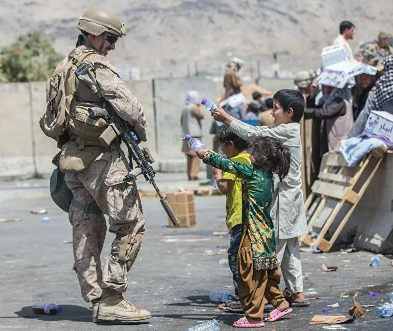Lính Mỹ canh gác ở sân bay Kabul. Ảnh: Reuters