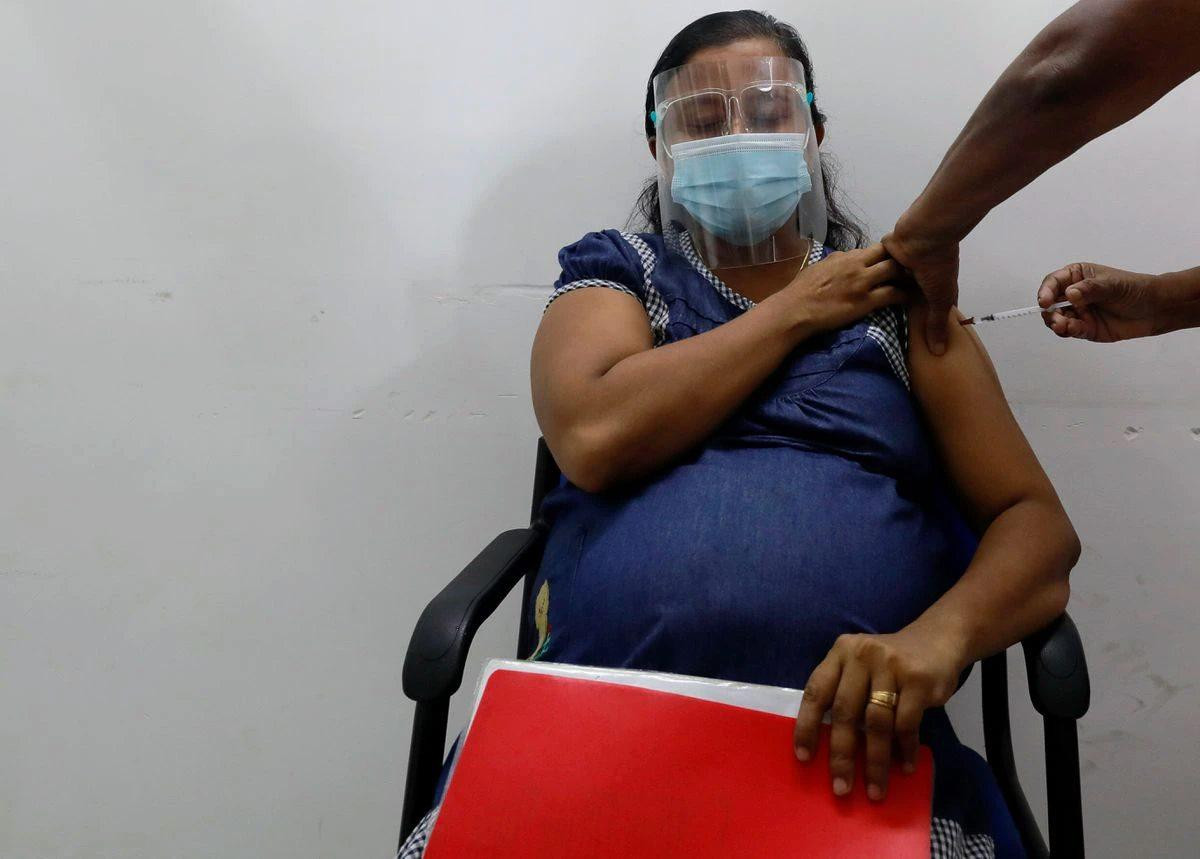 Một phụ nữ có thai tiêm vắc-xin Sinopharm ở Sri Lanka. Ảnh: Reuters Một phụ nữ có thai tiêm vắc-xin Sinopharm ở Sri Lanka. Ảnh: Reuters