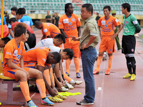 Theo HLV Tiến Đại (đứng giữa) nhiều cầu thủ thi đấu không hết sức do sắp hết hạn hợp đồng. ảnh: VSI. Theo HLV Tiến Đại (đứng giữa) nhiều cầu thủ thi đấu không hết sức do sắp hết hạn hợp đồng. ảnh: VSI