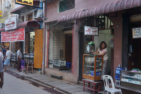 Hàng ở Mahabandoola có nhiều loại. Thôi thì 