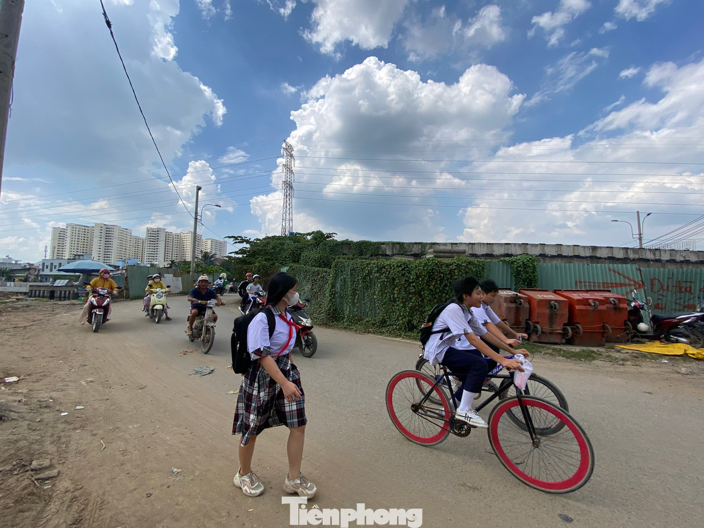 Cầu Ba Hom trên đường tỉnh lộ 10, nằm gần khu công nghiệp Tân Tạo nên lưu lượng phương tiện lưu thông mỗi ngày tương đối lớn.