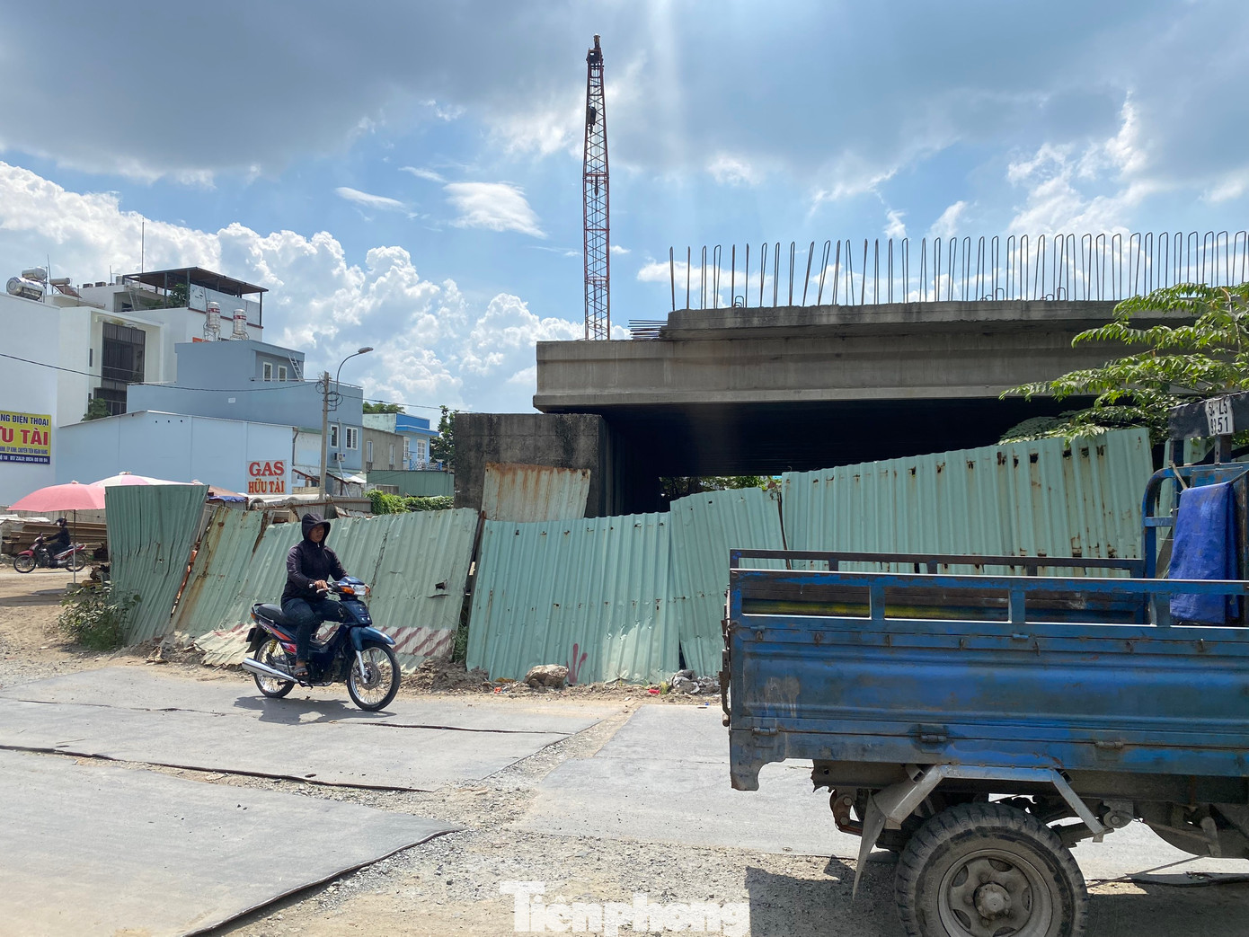 Chủ đầu tư dự án là Ban Quản lý dự án đầu tư xây dựng các công trình giao thông TPHCM (gọi tắt là Ban Giao thông) cho biết, dự kiến từ nay đến cuối năm, đơn vị sẽ được bàn giao 100% mặt bằng để tiếp tục triển khai dự án cầu Bà Hom.