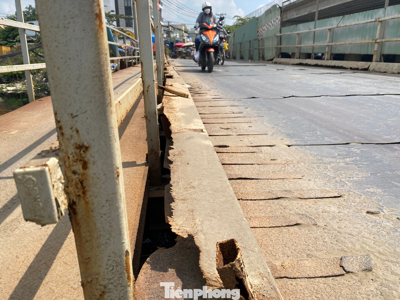 Những năm qua, người dân lưu thông trên tỉnh lộ 10 phải đi qua cầu sắt tạm hiện đã xuống cấp.