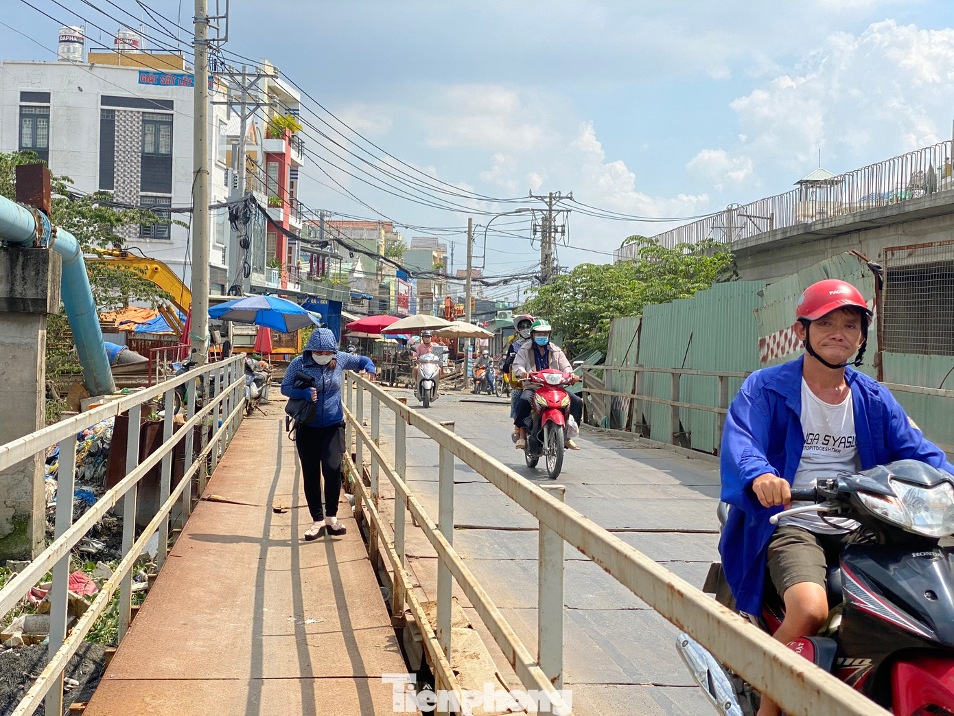 Người dân ái ngại khi đi qua cầu sắt cũ.