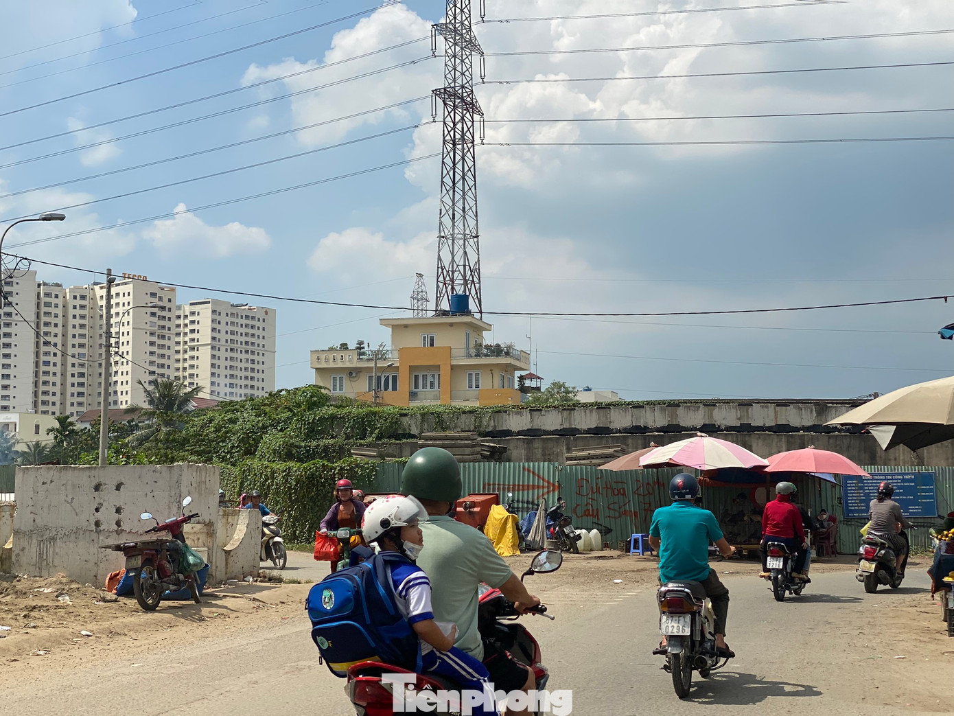 Công trình xây dựng cầu Bà Hom mới trên tỉnh lộ 10 (quận Bình Tân, TPHCM) được khởi công vào tháng 9/2018, với tổng vốn đầu tư khoảng 374 tỷ đồng.
