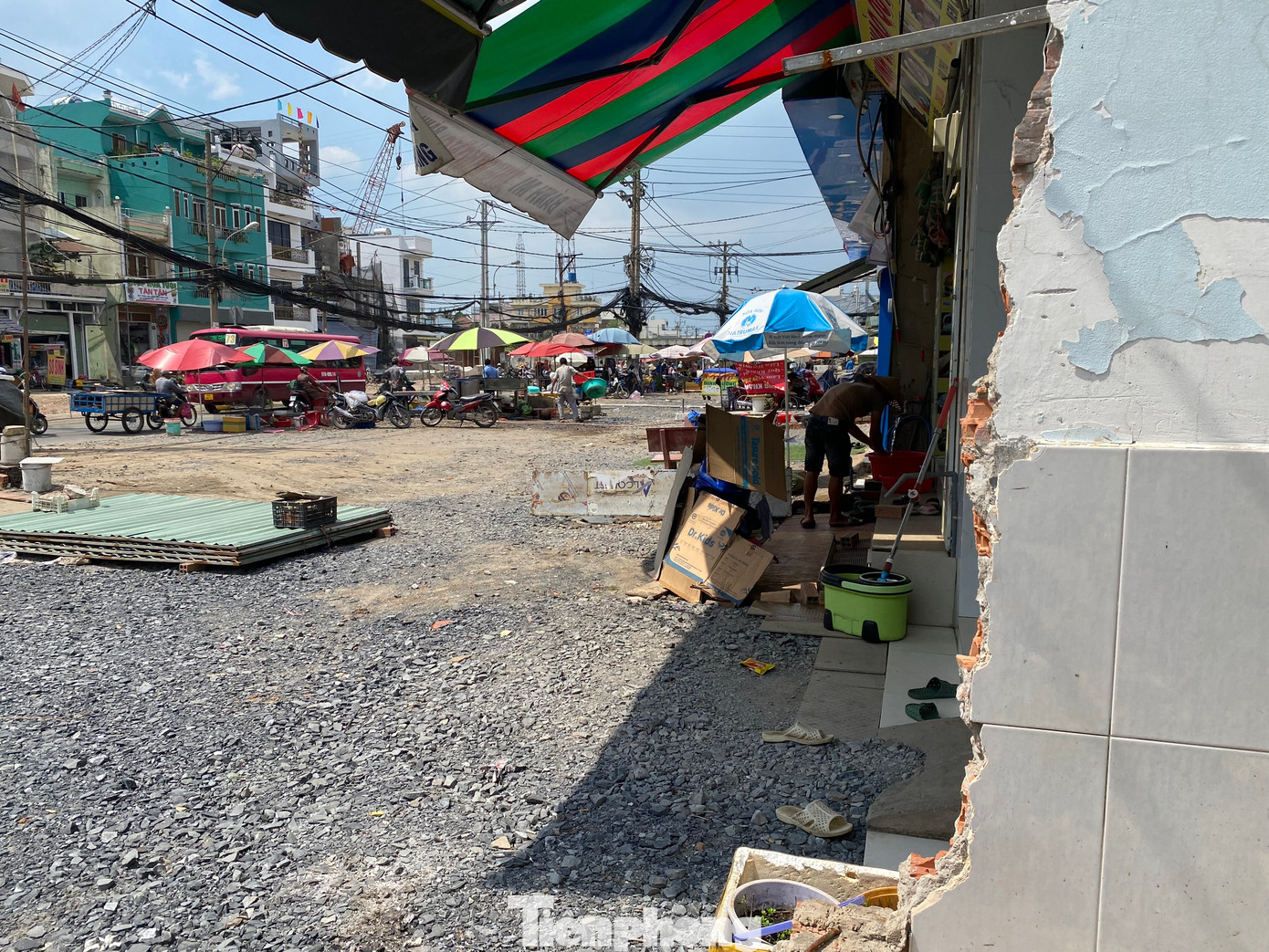 Hiện nay, các đơn vị liên quan đang tiến hành giải phóng mặt bằng, di dời hạ tầng kỹ thuật (ống nước), tái lập mặt bằng dọc hai bên đường tỉnh lộ 10.