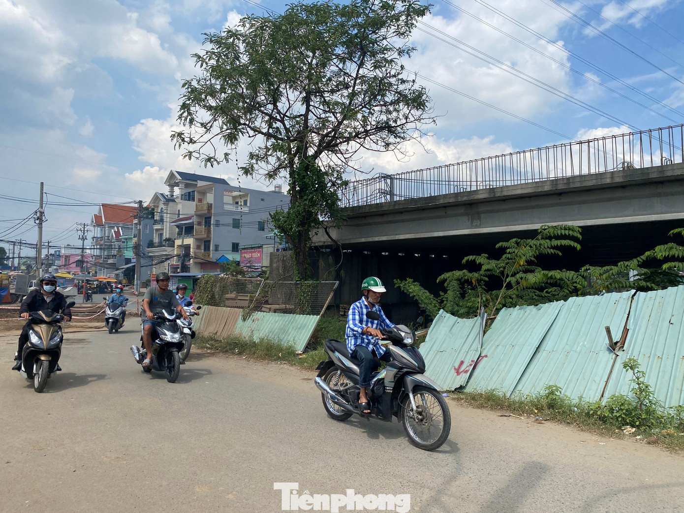 Tuy nhiên, khi công trình chỉ mới hoàn thành trụ cầu và nhịp giữa thì bị treo suốt nhiều năm qua vì vướng mặt bằng.