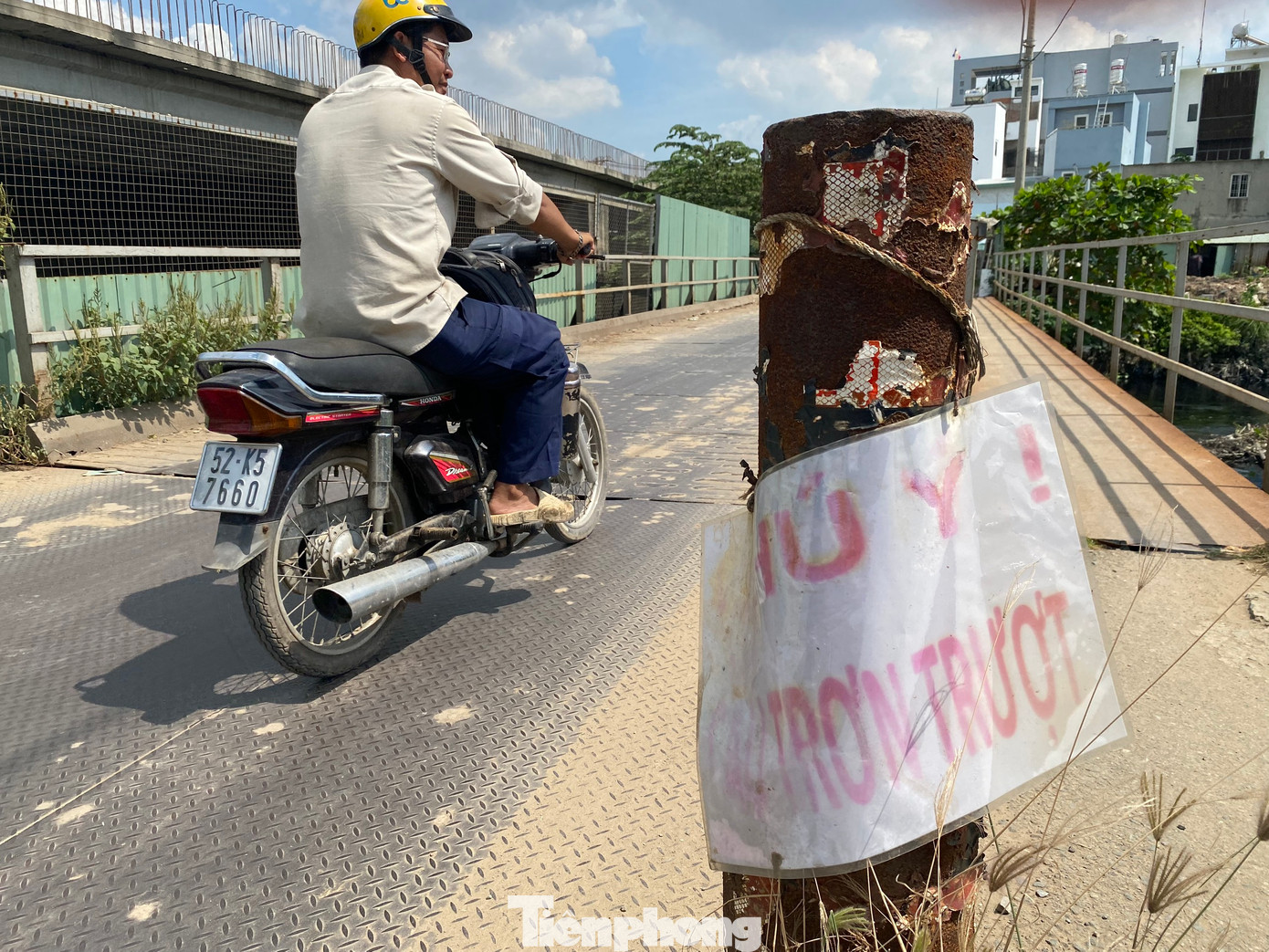 Vào thời điểm có mưa, mặt cầu sắt trơn trượt gây mất an toàn giao thông.