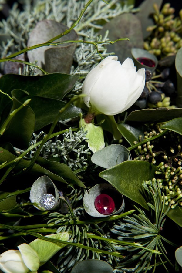 Giá của vòng hoa này xấp xỉ 100 tỷ đồng