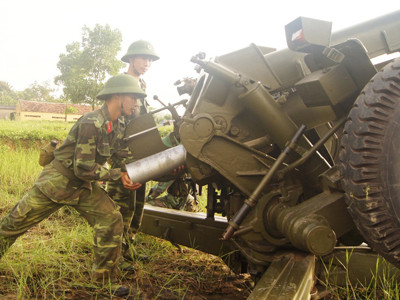 Nạp đạn pháo 122-Đ30 trong nội dung huấn luyện Trung đội chấp hành khẩu lệnh bắn ở trận địa che khuất 