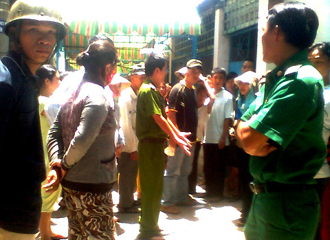 Công an đang khám nghiệm hiện trường tại nhà bà Liên. Công an đang khám nghiệm hiện trường tại nhà bà Liên