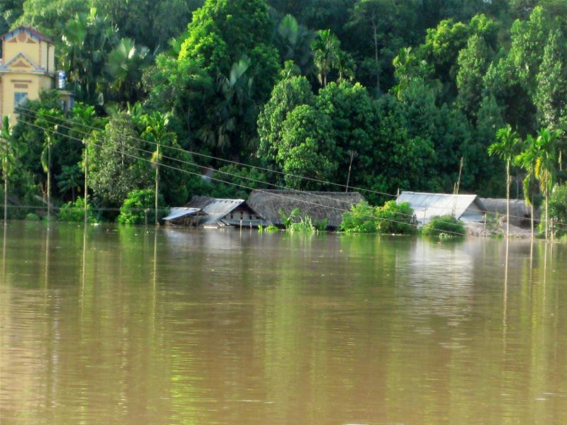 Thị Trấn Cổ Phúc (Trấn Yên, Yên Bái) ngập chìm trong biển nước và đang bị cô lập hoàn toàn. Ảnh : Minh Đức - Đình Tứ