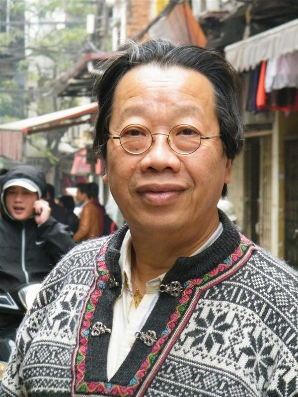 Nhạc sĩ Trần Quang Hải trên đường phố cổ Hà Nội - Ảnh: N.M.Hà