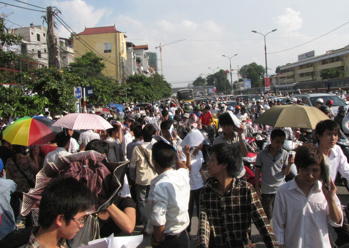 Hết giờ thi đúng vào giờ tan tầm, hoạt động trên đường Giải Phóng bị tắc nghẽn cục bộ