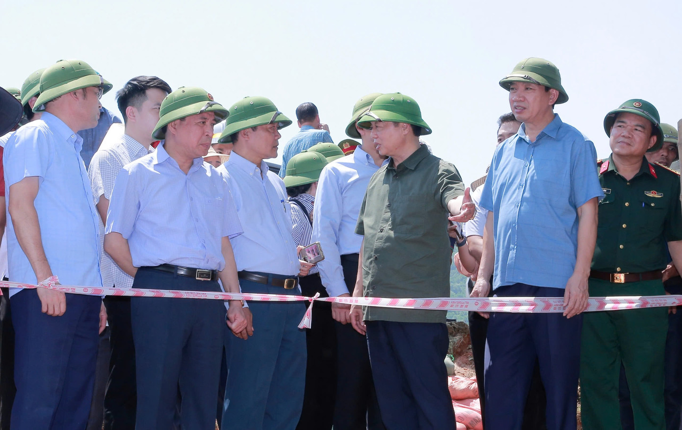 Phó Thủ tướng Trần Hồng Hà cùng các đồng chí lãnh đạo tỉnh Thanh Hóa kiểm tra sự cố cống Nổ Thôn đê tả sông Mã, xã Vĩnh An (huyện Vĩnh Lộc). Phó Thủ tướng Trần Hồng Hà cùng các đồng chí lãnh đạo tỉnh Thanh Hóa kiểm tra sự cố cống Nổ Thôn đê tả sông Mã, xã Vĩnh An (huyện Vĩnh Lộc).