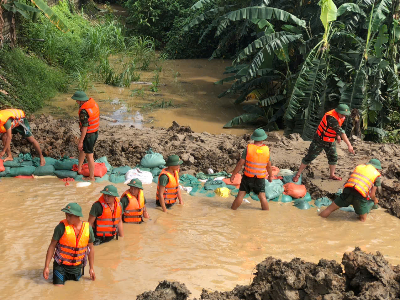 Hàng trăm cán bộ, chiến sĩ tích cực tham gia khắc phục sự cố nước thấm qua thân đê
