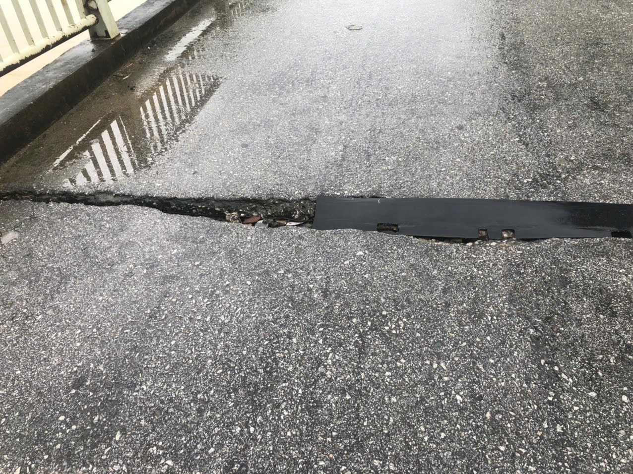 Lực lượng chức năng gia cố tạm bằng thép bản tại vị trí bong bật bản cao su