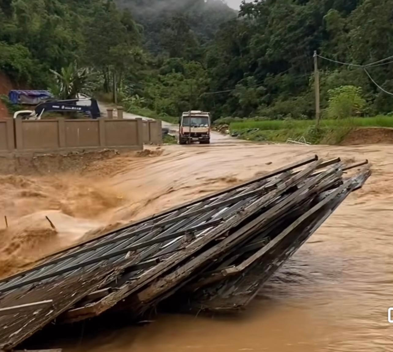 Mưa lũ trên địa bàn xã Mường Chanh diễn biến phức tạp