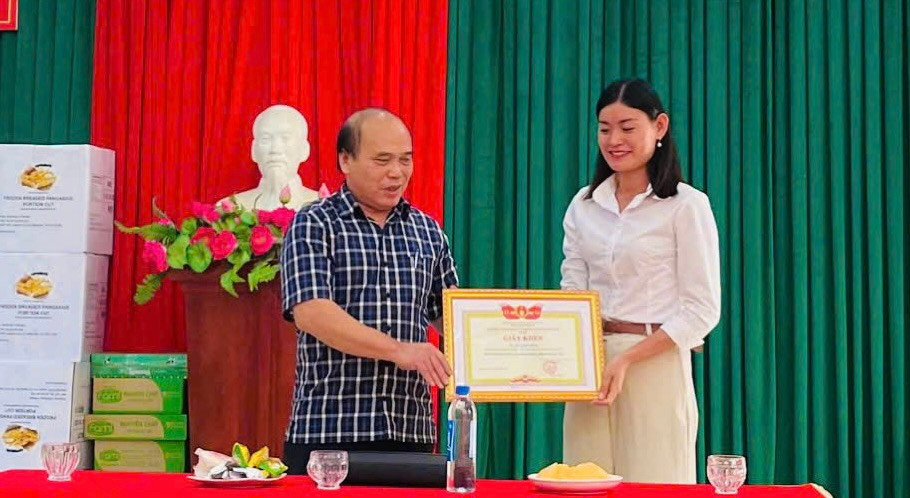 Ông Nguyễn Văn Dĩnh, Phó Giám đốc Sở Giáo dục và Đào tạo Thanh Hóa, trao giấy khen cho cô giáo Bùi Thị Châm. Ông Nguyễn Văn Dĩnh, Phó Giám đốc Sở Giáo dục và Đào tạo Thanh Hóa, trao giấy khen cho cô giáo Bùi Thị Châm.