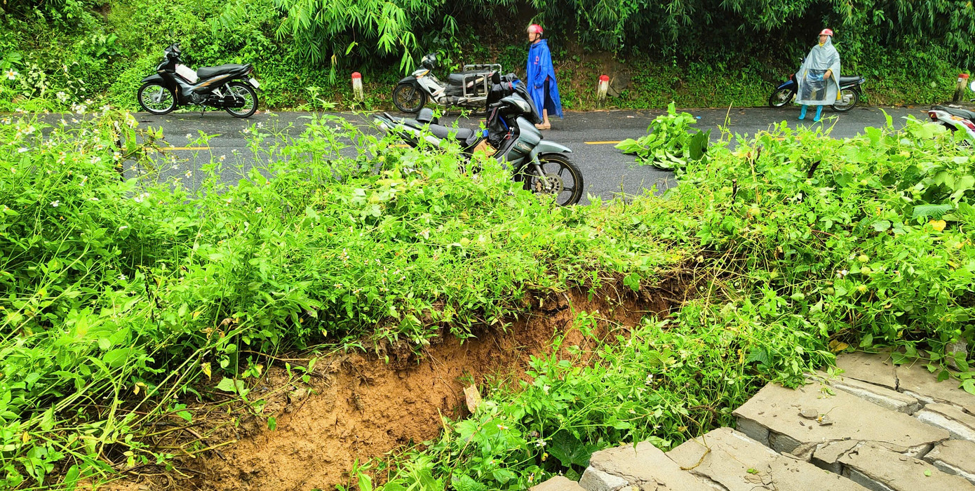 Vết nứt phía taluy âm trên quốc lộ 15C đoạn qua xã Pù Nhi, huyện Mường Lát Vết nứt phía taluy âm trên quốc lộ 15C đoạn qua xã Pù Nhi, huyện Mường Lát