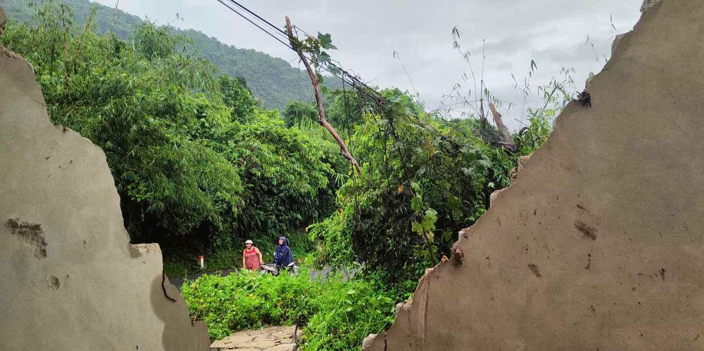 Sạt trượt ta luy âm trên tuyến quốc lộ 15C khiến nhà của người dân ở bản Na Tao, xã Pù Nhi, huyện Mường Lát bị đổ sập Sạt trượt ta luy âm trên tuyến quốc lộ 15C khiến nhà của người dân ở bản Na Tao, xã Pù Nhi, huyện Mường Lát bị đổ sập