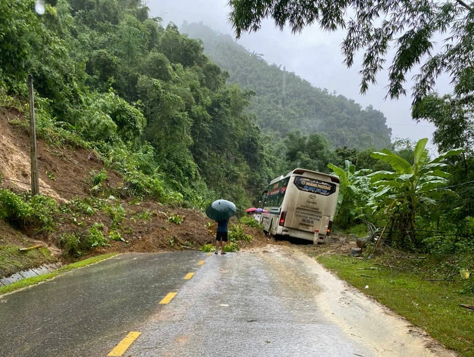 Nhiều tuyến đường giao thông trên địa bàn huyện Mường Lát bị ngập lụt, sạt lở