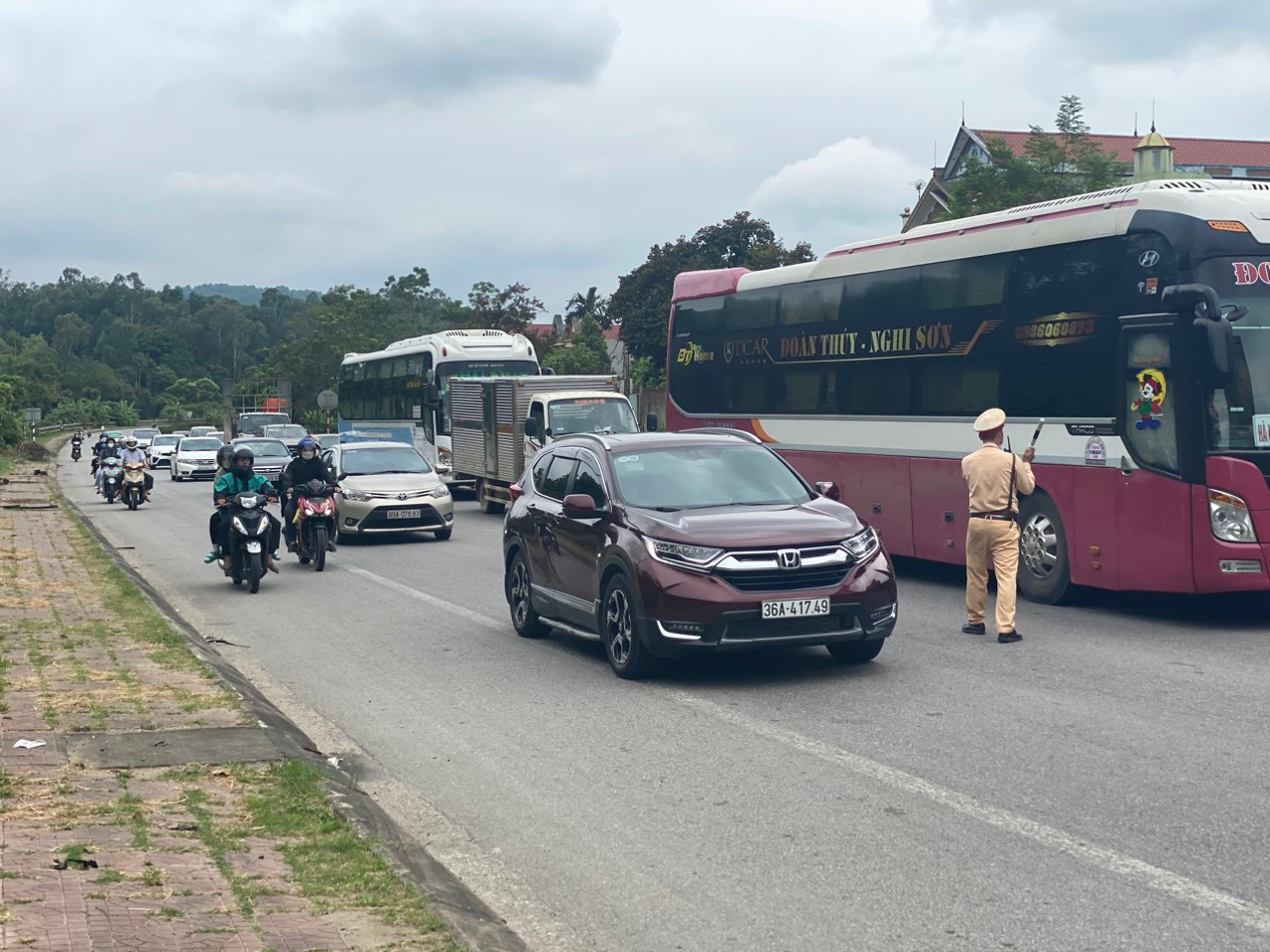 Lực lượng CSGT xử lý ùn tắc giao thông