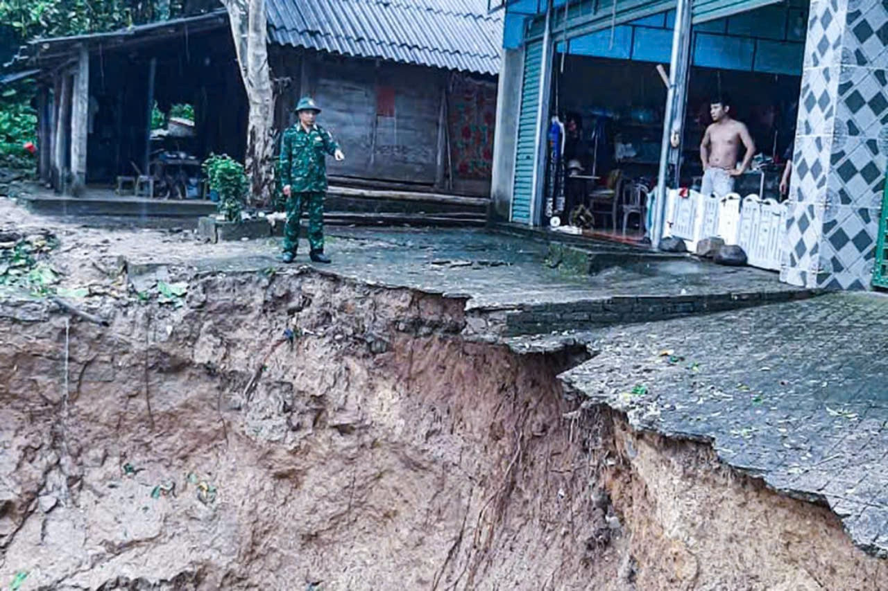 Di dời các hộ dân ở vùng nguy cơ sạt lở cao ở huyện Quan Sơn