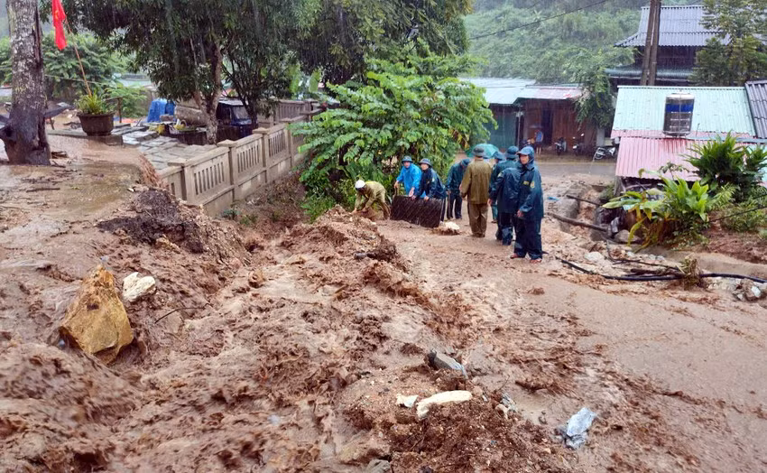 Mưa lớn kéo dài ngày, sạt lở, nước ngập tràn, chia cắt tạm thời nhiều bản ở xã Mường Chanh