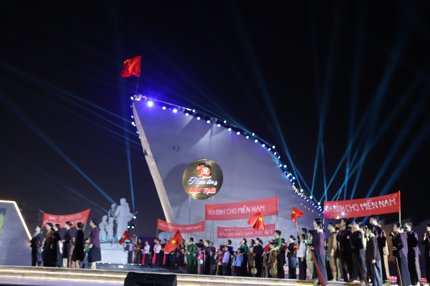 Nhiều tiết mục văn nghệ đặc sắc tại 3 điểm cầu tái hiện một giai đoạn lịch sử hào hùng của đất nước