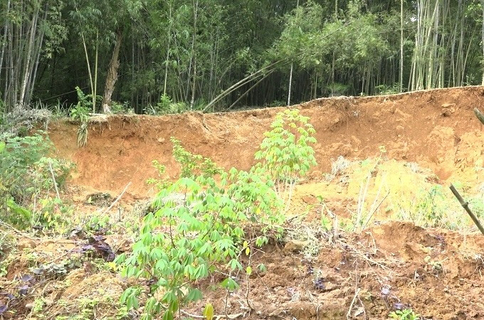 Mặc dù thời tiết đã ngừng mưa nhiều ngày, nhưng đất đá dưới chân đồi Na Lo vẫn sạt trượt vào nhà dân Mặc dù thời tiết đã ngừng mưa nhiều ngày, nhưng đất đá dưới chân đồi Na Lo vẫn sạt trượt vào nhà dân