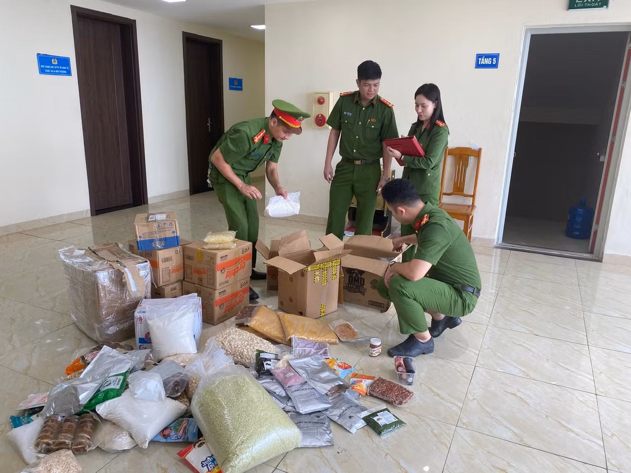 Lực lượng chức năng tiến hành xử lý số hàng hết hạn sử dụng, không có nguồn gốc