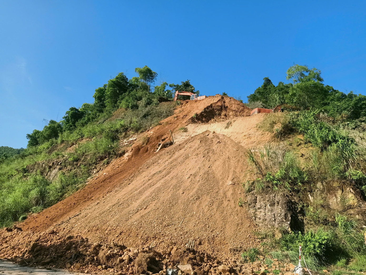 Lực lượng chức năng hạ độ cao quả đồi