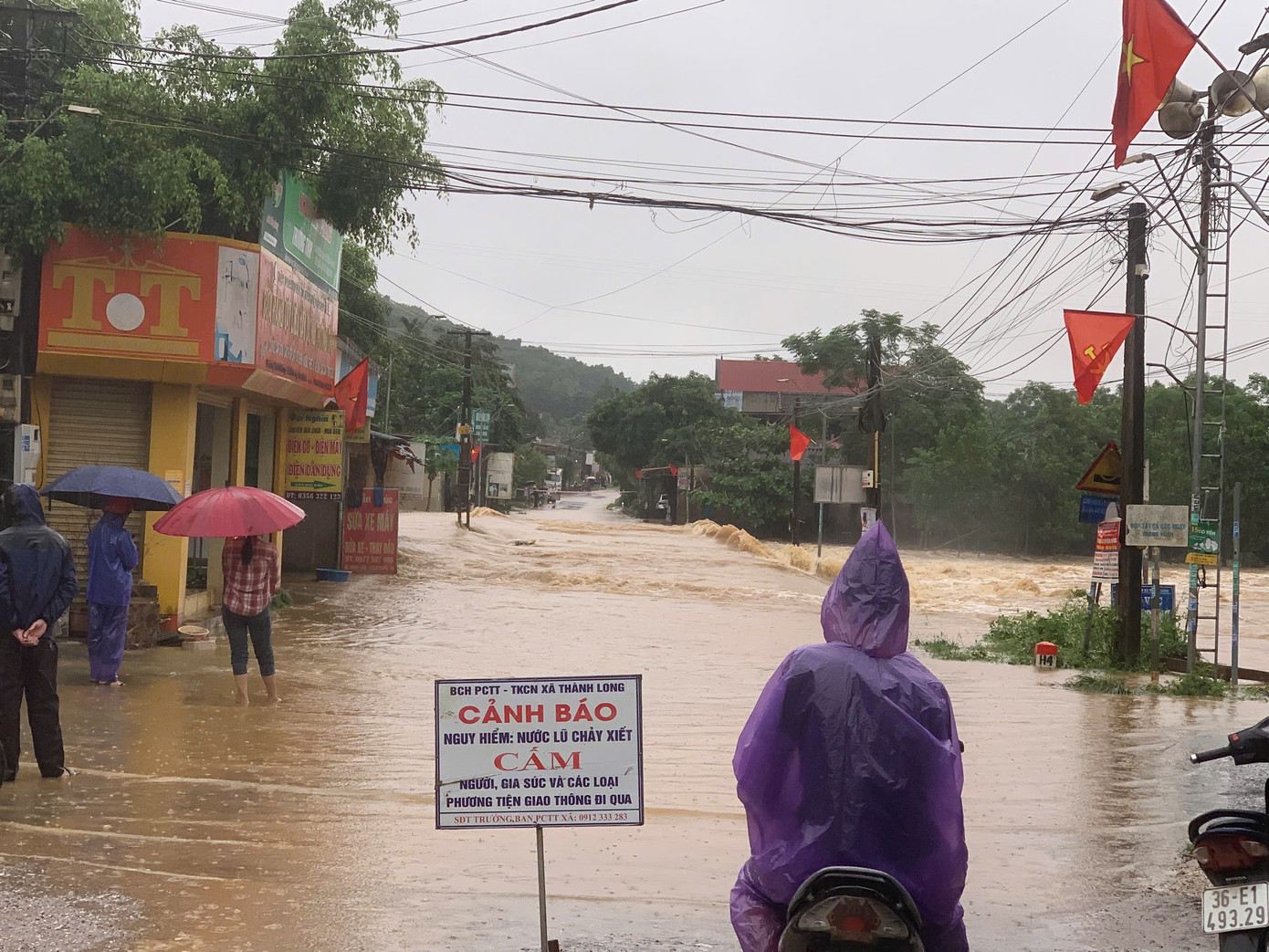 Ngập lụt đang diễn ra nhiều nơi ở huyện Thạch Thành.