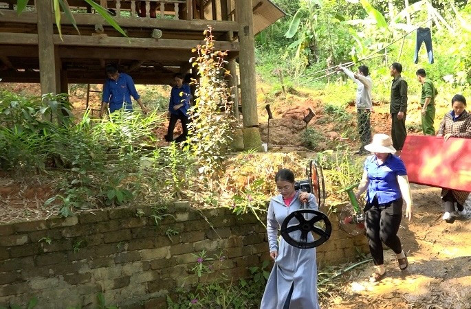 Lực lượng chức năng hỗ trợ người dân di dời khẩn cấp ra khỏi khu vực bị sạt trượt đất Lực lượng chức năng hỗ trợ người dân di dời khẩn cấp ra khỏi khu vực bị sạt trượt đất