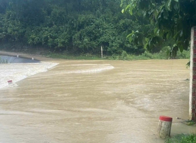 Ngập tràn cửa Dụ tạm thời chia cắt giao thông sáng 8/9 Ngập tràn cửa Dụ tạm thời chia cắt giao thông sáng 8/9