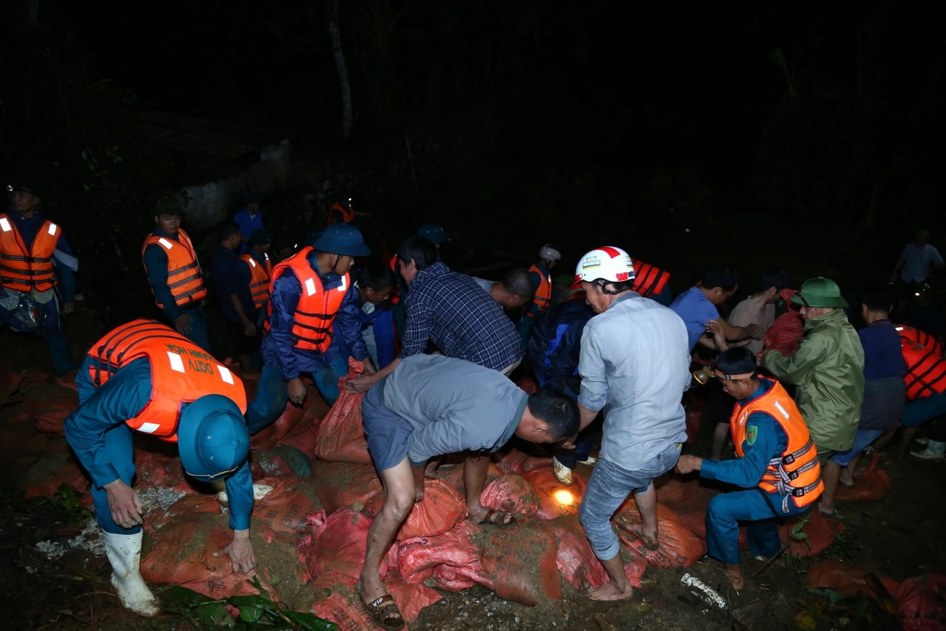 Gần 500 người xuyên đêm chống thấm đê sông Mã