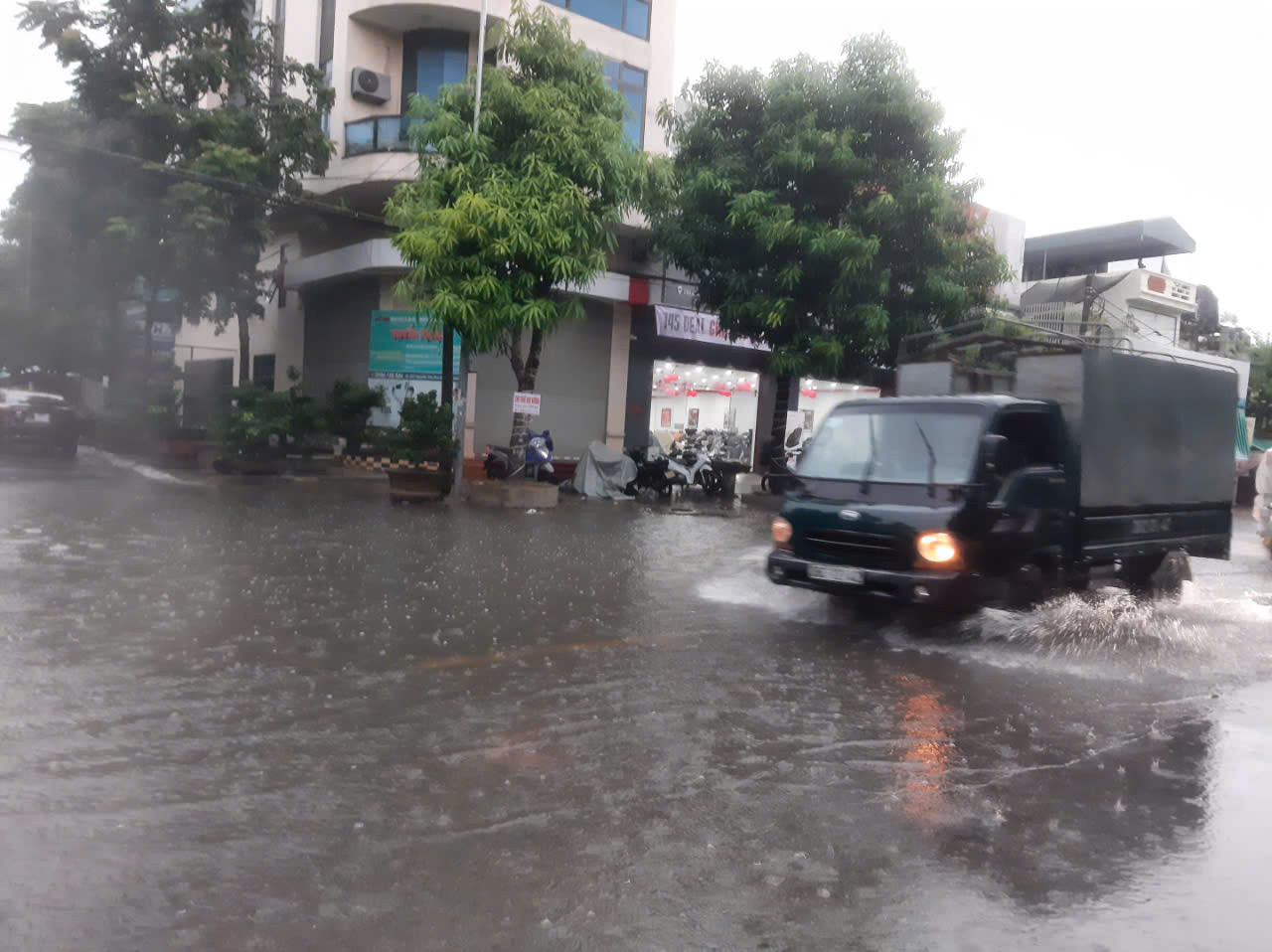 Mưa lớn gây ngập nhiều tuyến đường Mưa lớn gây ngập nhiều tuyến đường