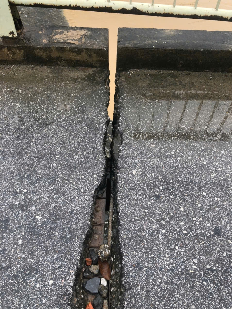 Vị trí khe co giãn bị bong bật cao su