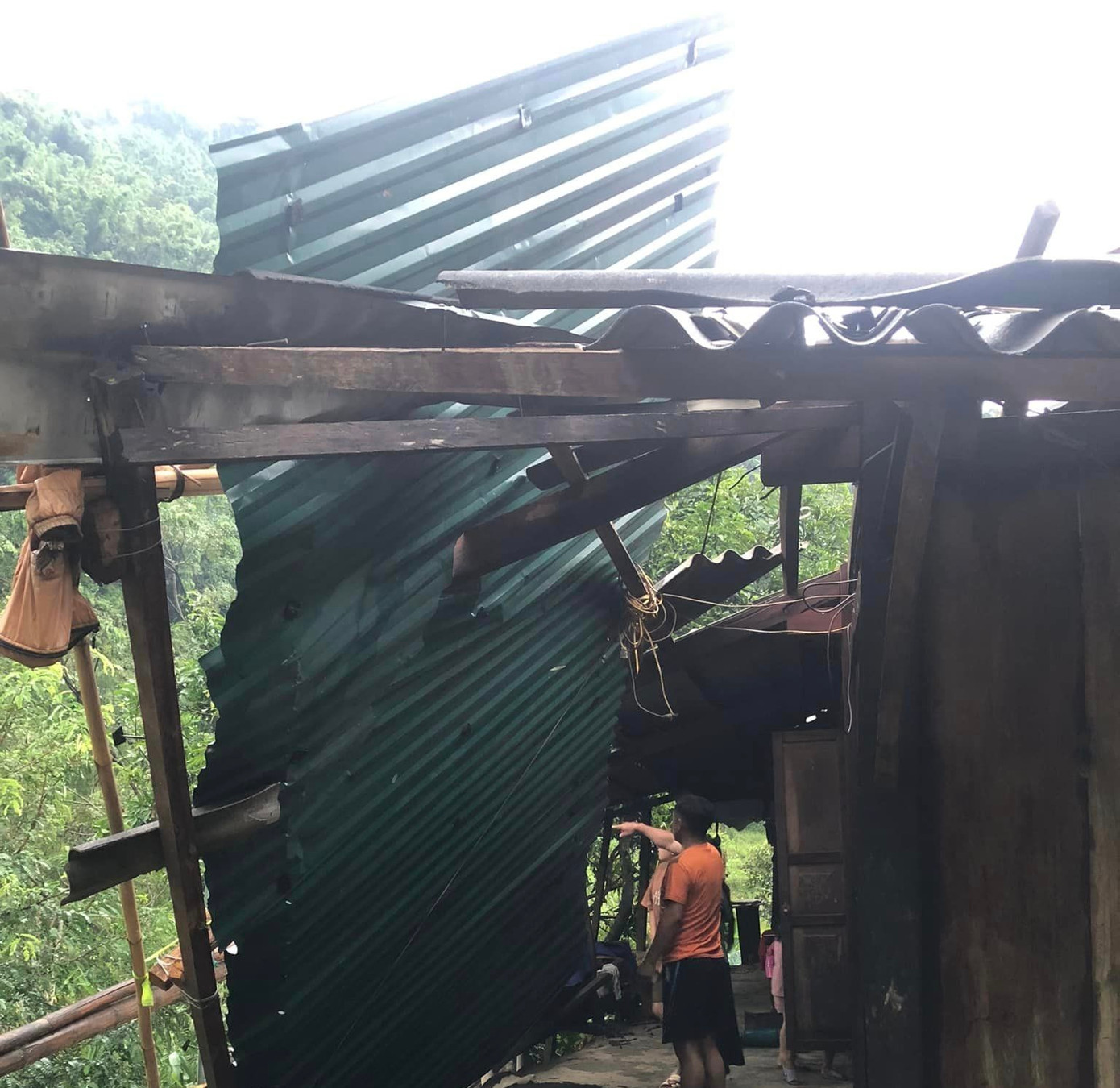 Ban Chỉ huy Phòng chống thiên tai, tìm kiếm cứu nạn và phòng thủ dân sự huyện Mường Lát tổ chức hỗ trợ người dân và sơ tán hộ dân có nhà bị tốc mái ở xã Pù Nhi, huyện Mường Lát đến nơi ở an toàn.